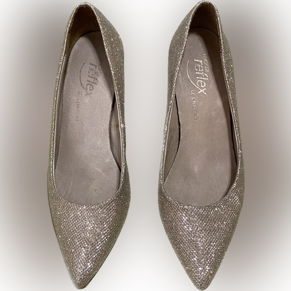 Le Chateau ‘Moda Reflex’ Gold Heels - Picture 2 of 16